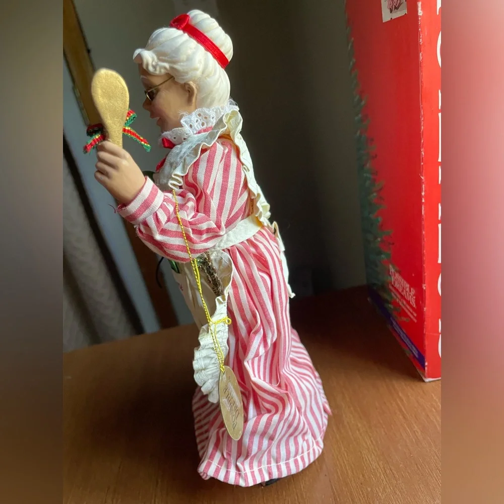 CLOTHTIQUE POSSIBLE DREAMS MRS.CLAUS Candy Cane Cuts Hair Stylist Figure Dept 56